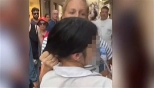 مواجهة عنيفة بين سائحة أمريكية ومراهقة إيطالية سرقت حقيبتها في الشارع